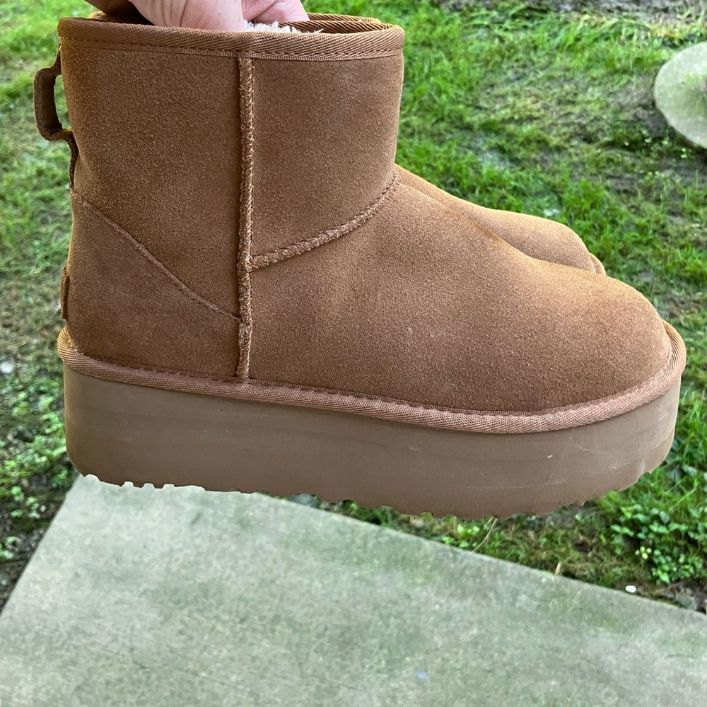 Ugg Women’s Classic Mini Platform Boats “Chesnut” Sz 8